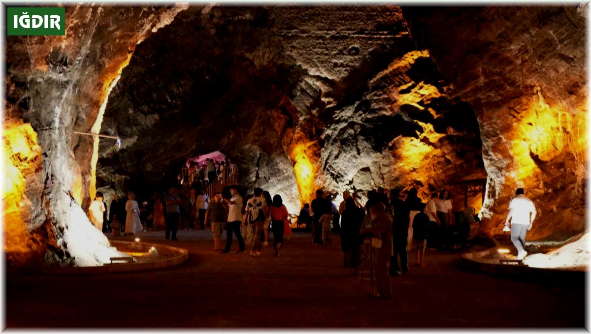 Iğdır'ın Tuz Mağaraları her gün yeni ziyaretçilere ev sahipliği yapıyor
