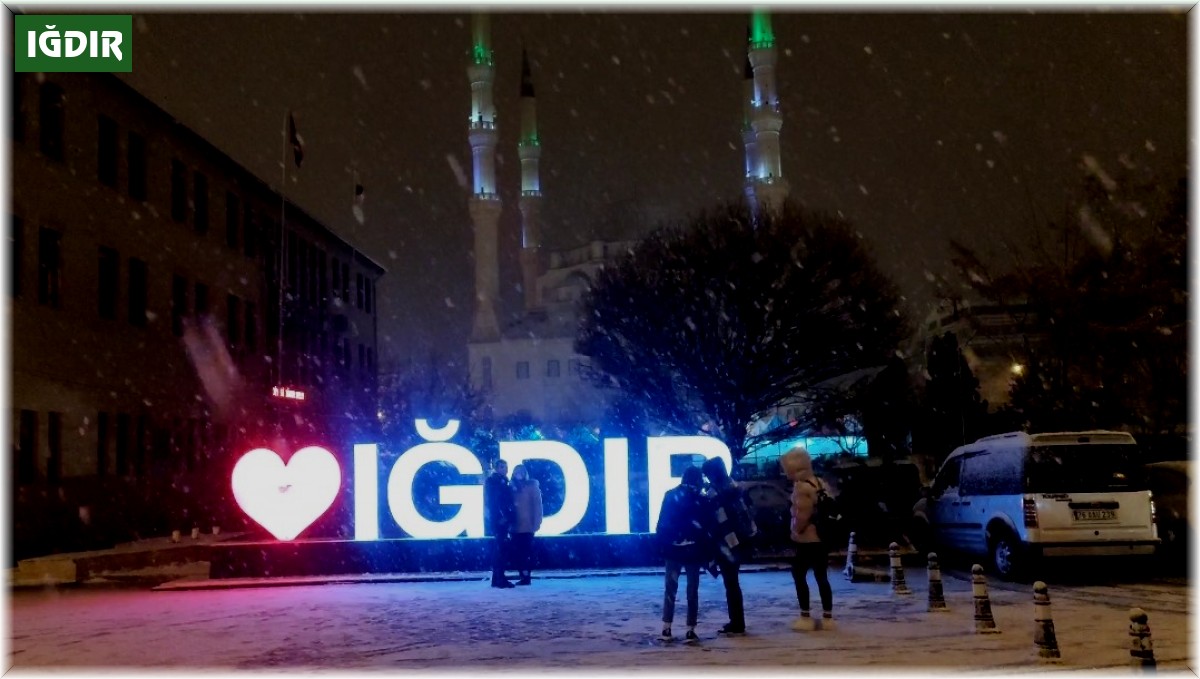 Iğdır merkeze mevsimin ilk karı yağdı