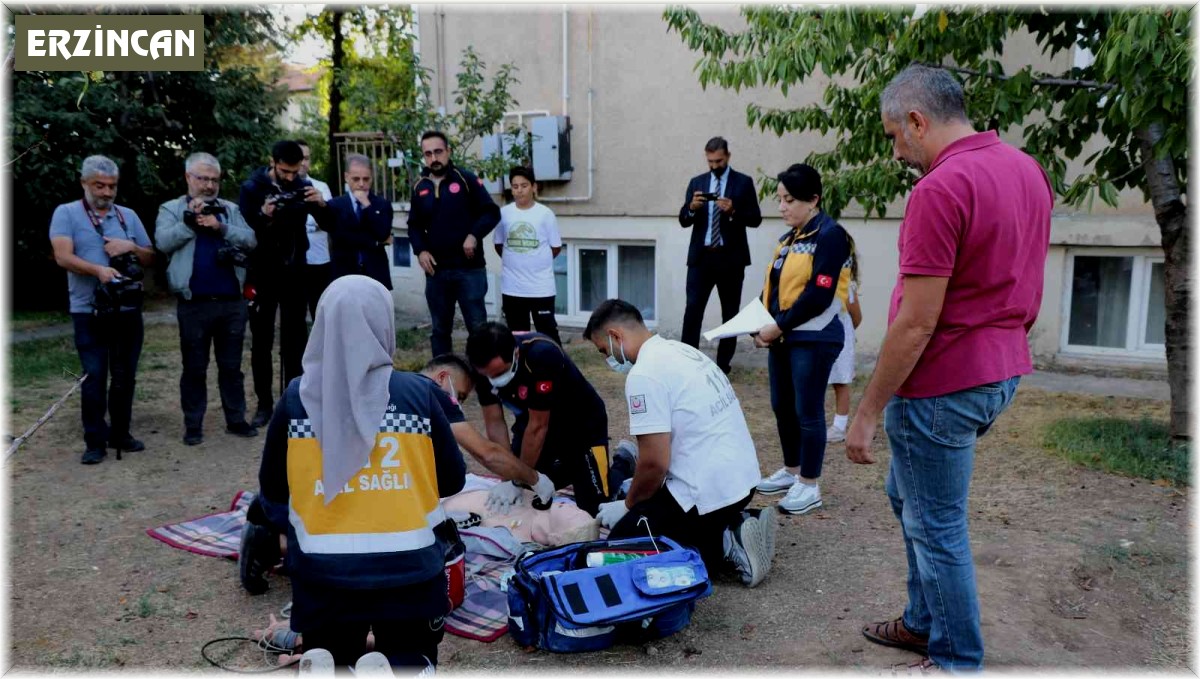 İhbar üzerine gittikleri yerde cansız mankene kalp masajı yaptılar