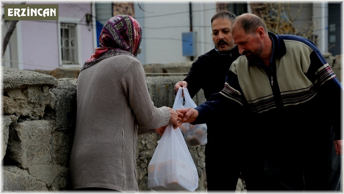 İhtiyaç sahibi vatandaşlara iftar yemeği dağıtılıyor