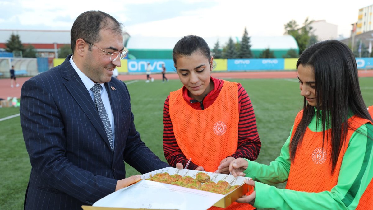 İl Müdürü Çelebi'den Kadın Futbol Takımına Ziyaret