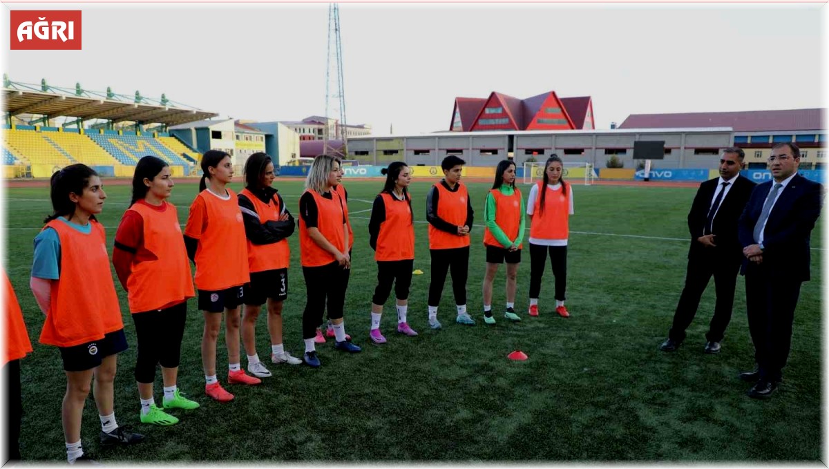 İl Müdürü Çelebi, Kadın Futbol Takımını ziyaret etti