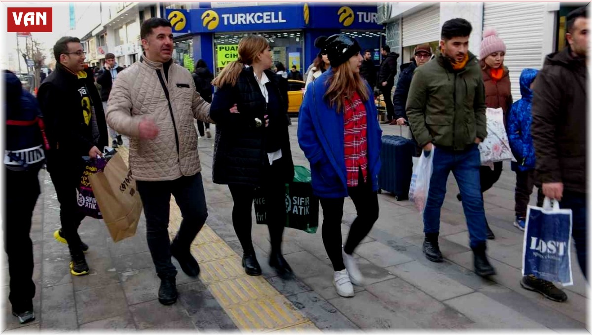 İran'daki 4 günlük tatil Van esnafının yüzünü güldürdü