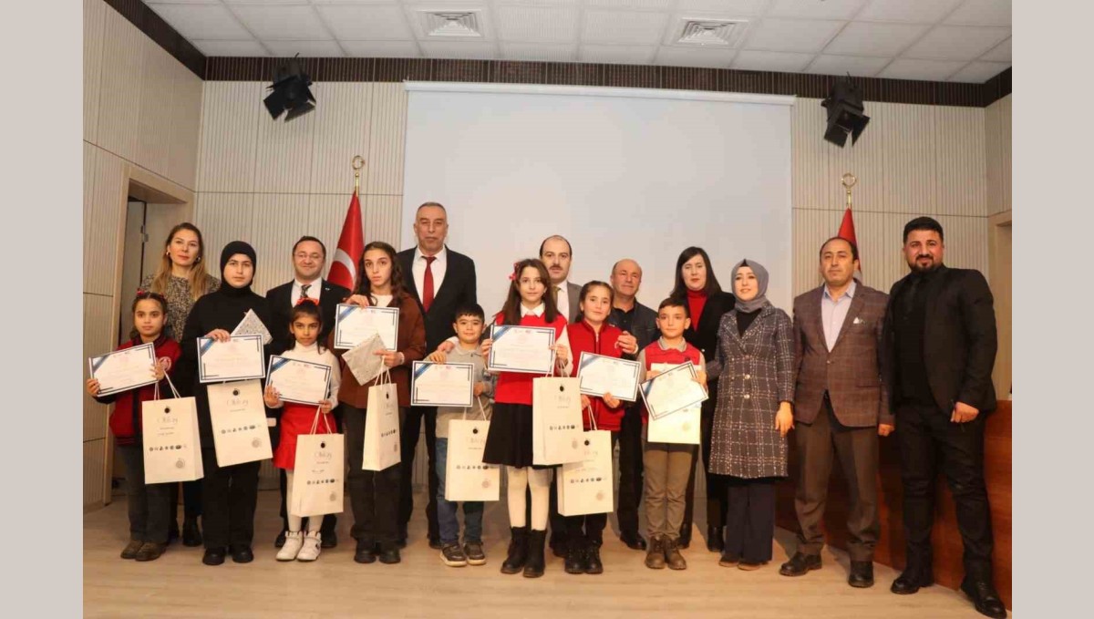 İstiklal Marşı'nı en iyi okumak için yarıştılar