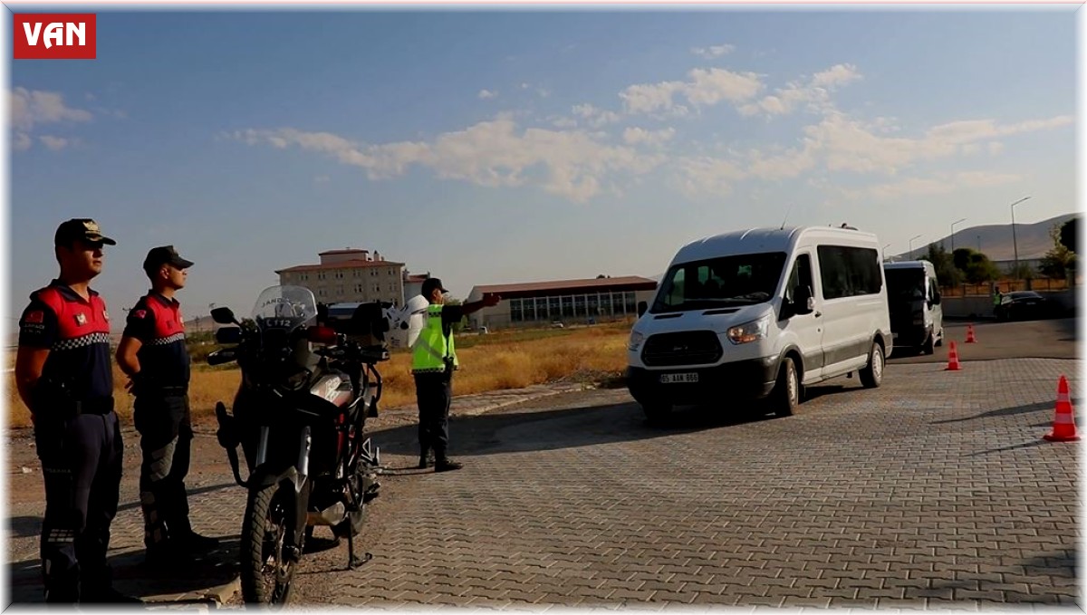 Jandarma ekipleri öğrenci servis araçlarını denetledi