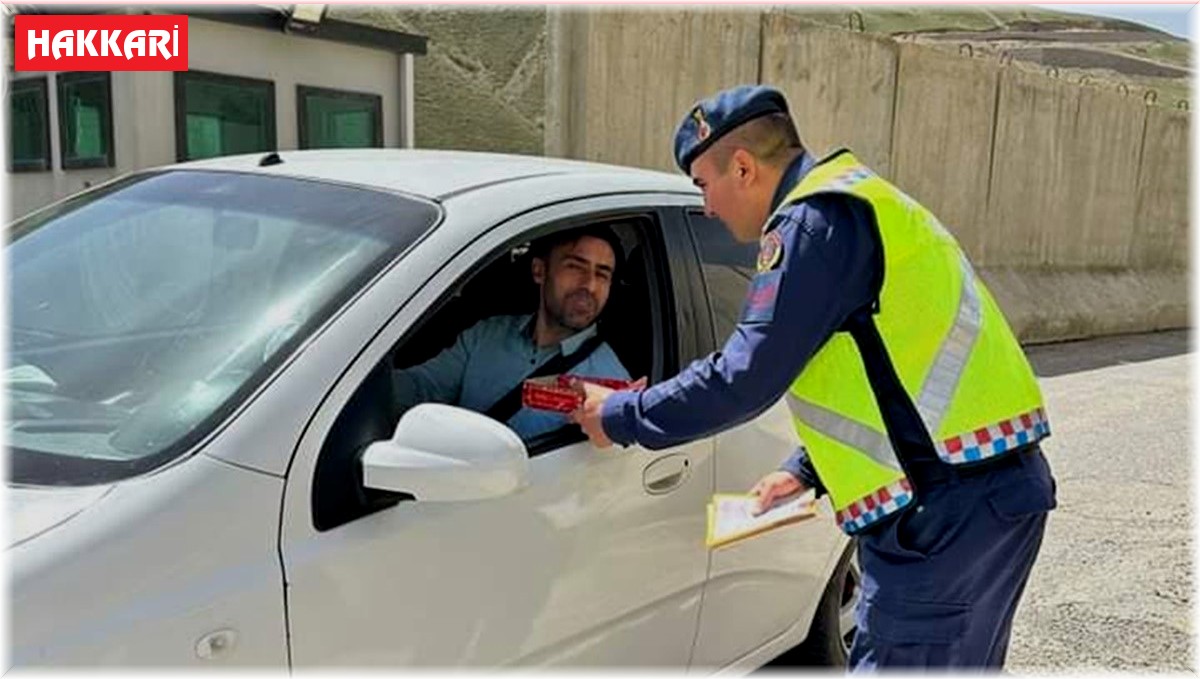 Jandarma ekipleri sürücülerin bayramını kutladı