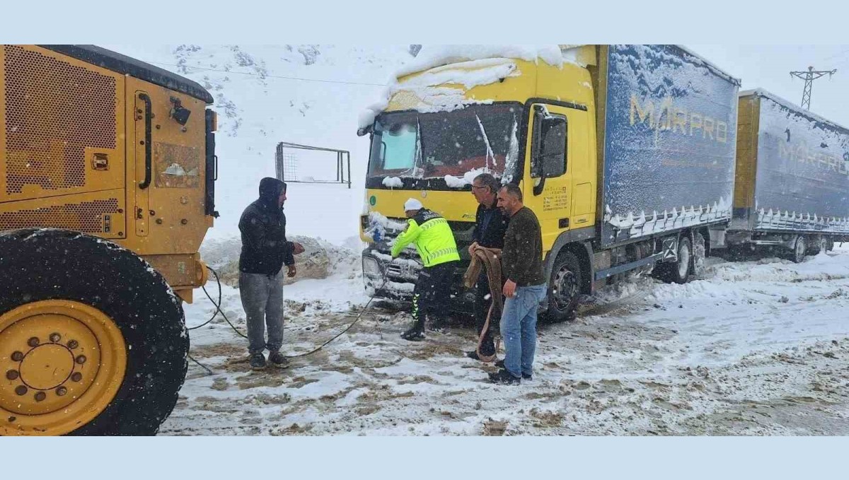 Jandarma Erzurum'da yolda kalan 143 vatandaşa ulaştı