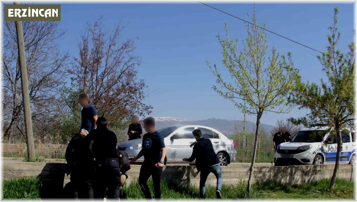 Kaçak göçmenler kaçtı polis kovalayarak yakaladı