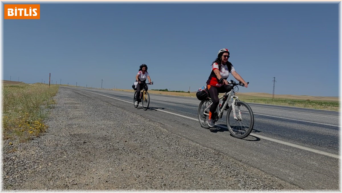 Kadın bisikletçiler, kuraklığa dikkat çekmek için Van Gölü'nün etrafında pedal çevirdi