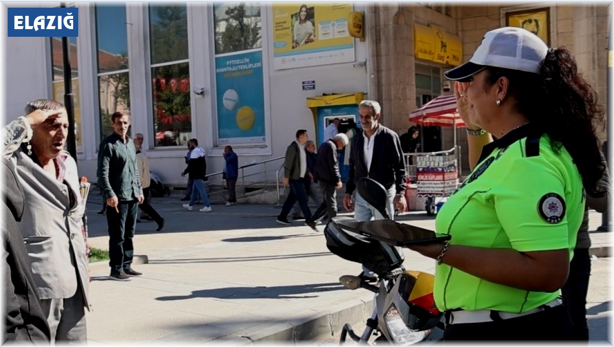 Kadın polise 'Komutanım' diyerek tekmil verdi: O anlar izleyenleri güldürdü