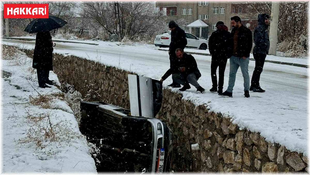 Kar yağışı kazaları beraberinde getirdi: Kayan araç dereye düştü