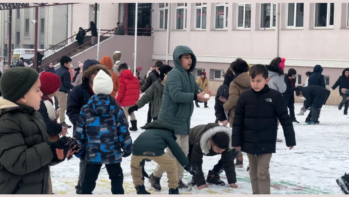 Kar yağışının etkili olduğu Erzincan'da okullarda kartopu şenliği yaşandı