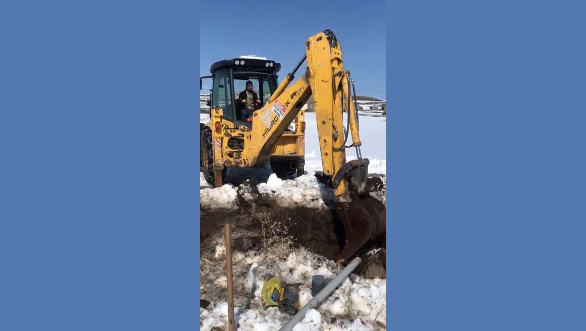 Karakol köyünde donan su borusu hayatı durma noktasına getirdi