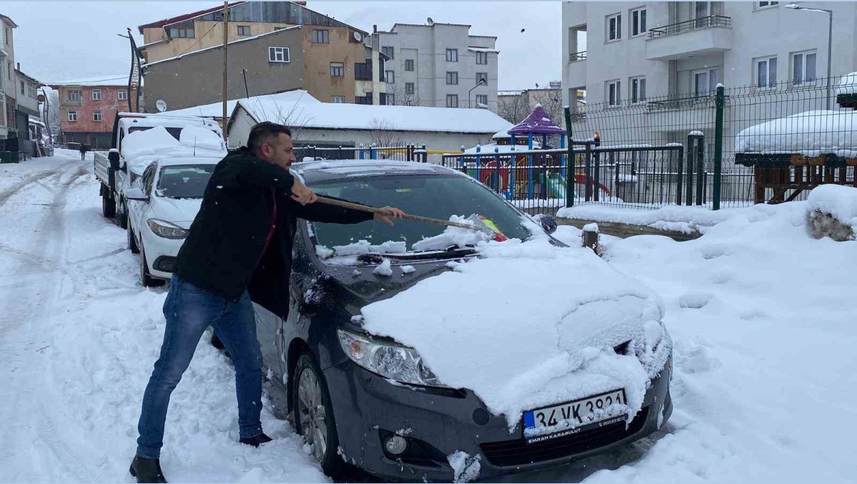 Karlıova'da kar esareti: Belediye ekipleri kar birikintilerini kamyonlarla taşıyor