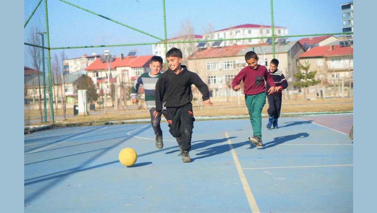 Karnesini alan çocuklar parkta güneşin tadını çıkardı