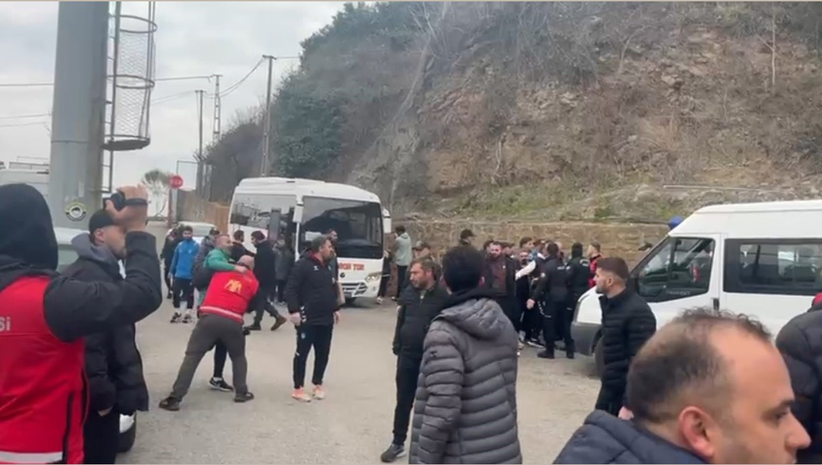 Kars 36 Spor kafilesine taraftarlardan saldırı!