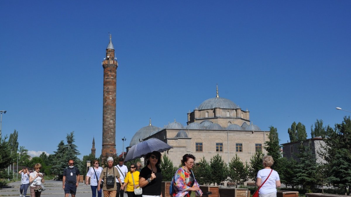 Kars'a turistler gelmeye başladı