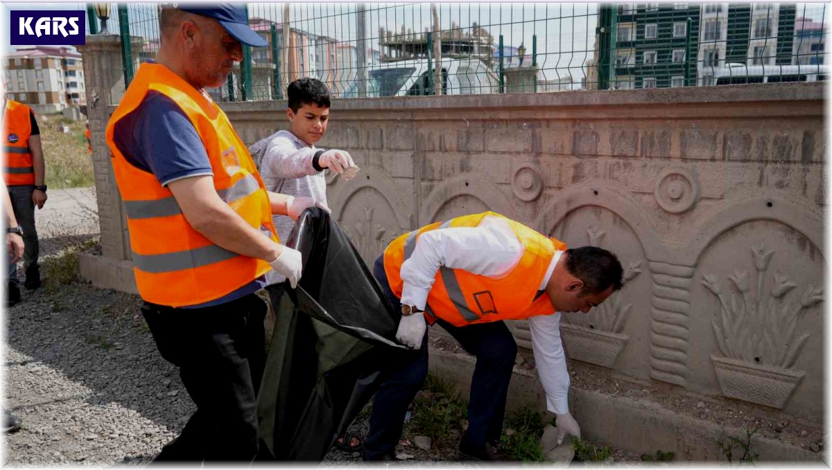 Kars Belediye Başkanı Senger, çevre temizliğine katıldı