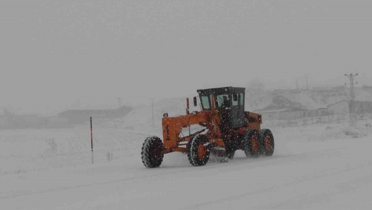 Kars'ta 100 köy yolu ulaşıma kapandı