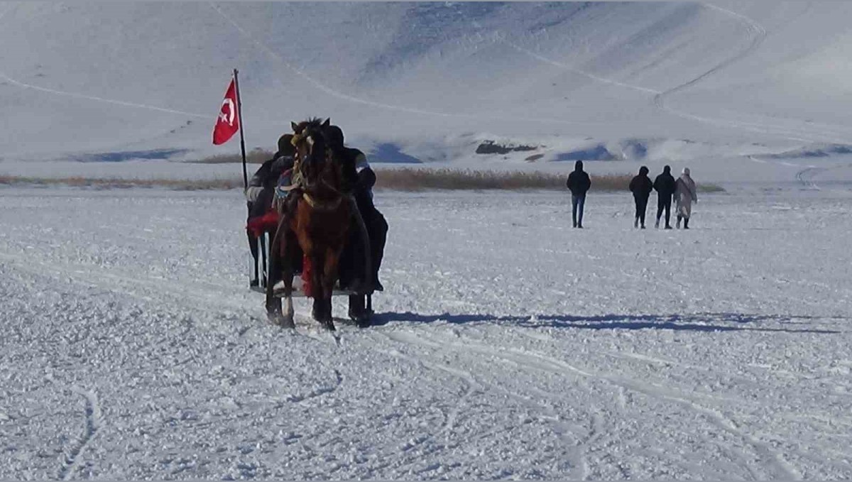 Kars'ta atlar buz üzerinde dörtnala