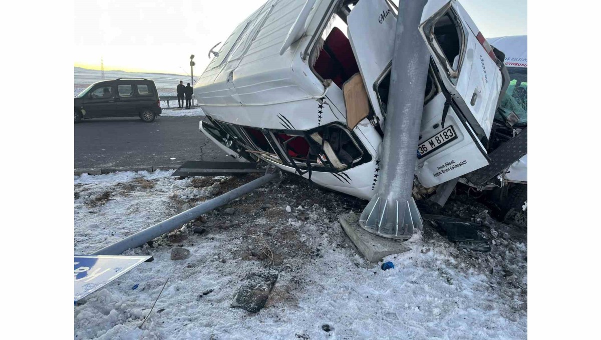 Kars'ta iki minibüs çarpıştı: 13 yaralı