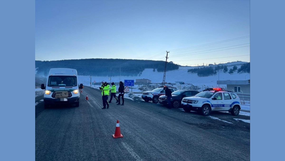 Kars'ta jandarma, şok yol uygulamalarını sürdürüyor