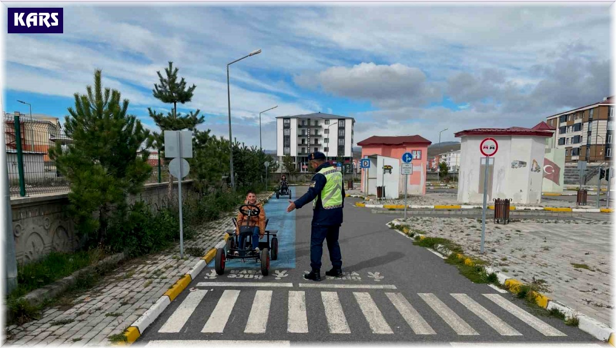 Kars'ta Jandarma Trafik Eğitim Parkı'nda öğrencilere eğitim verdi