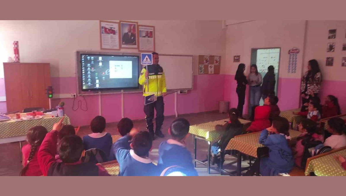 Kars'ta jandarmadan öğrencilere trafik semineri