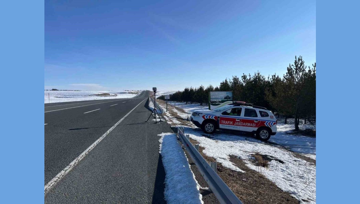 Kars'ta radarla hız demetimi 3 araç trafikten men edildi