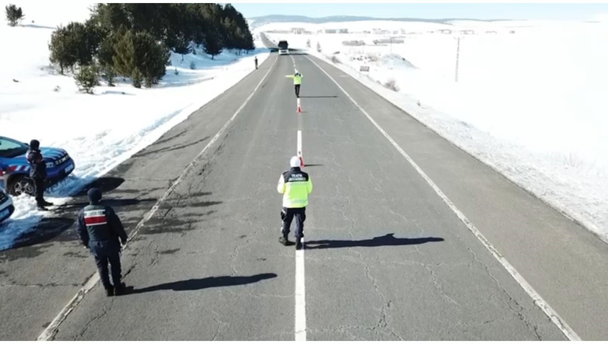 Kars'ta sivil trafik ekipleri yolcu otobüslerini radarına aldı