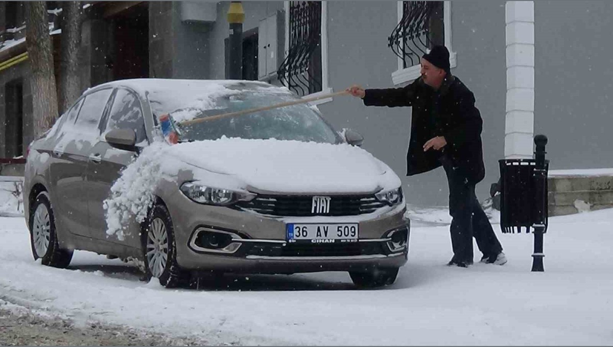 Kars'ta vatandaşların kar mesaisi başladı