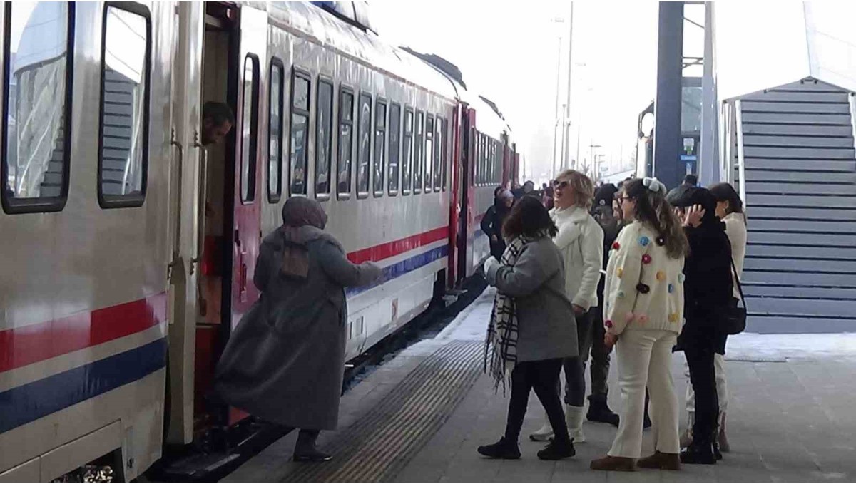 Kars'tan Erzurum'a 'dolu dolu' tren yolculuğu