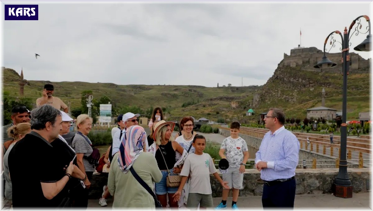 Kars Valisi turistlere rehberlik yaptı