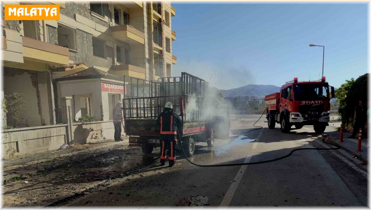 Kasasında yangın çıkan kamyonet korkuttu