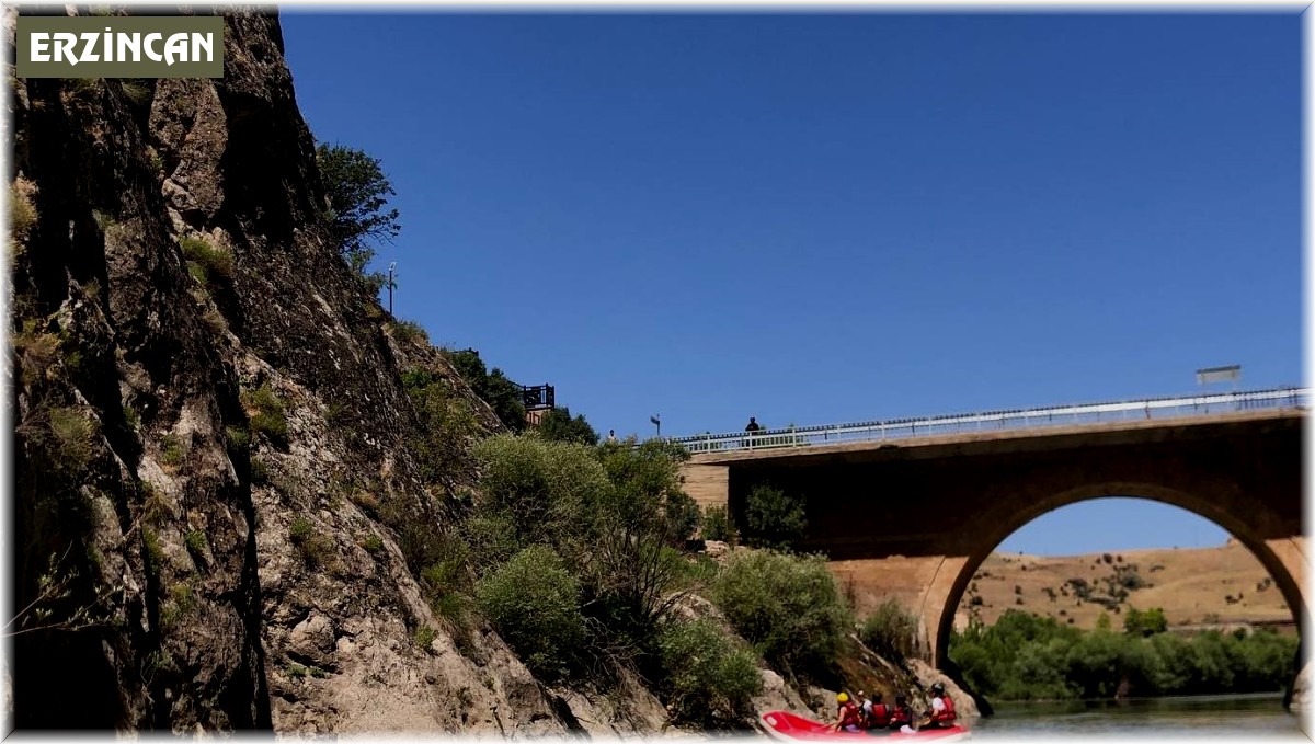 Kavurucu sıcaklarda rafting yaparak serinlediler