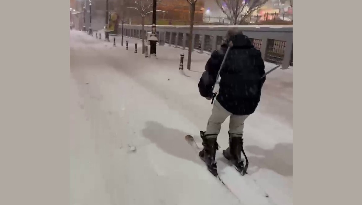 Kayakla Erzurum sokaklarında tur attı