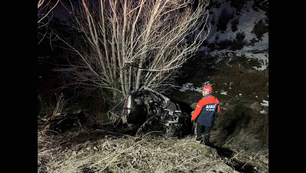 Kaza yapan araçta sıkışan genç, ekiplerin müdahalesiyle kurtarıldı