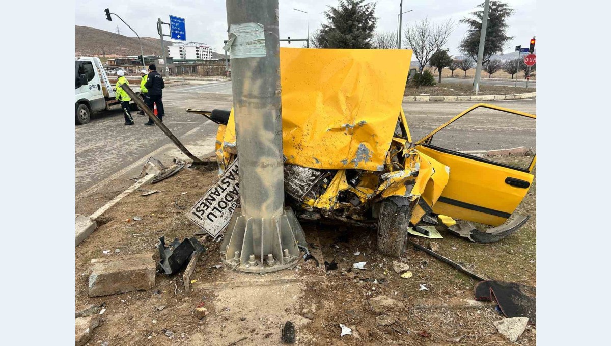 Kırmızı ışık ihlali yapan Tofaş kazaya davetiye çıkardı: 1'i ağır 3 yaralı