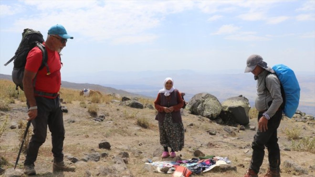 Kışın ördüğü çorapları yazın Ağrı Dağı'na gelen turistlere satarak kazanç sağlıyor