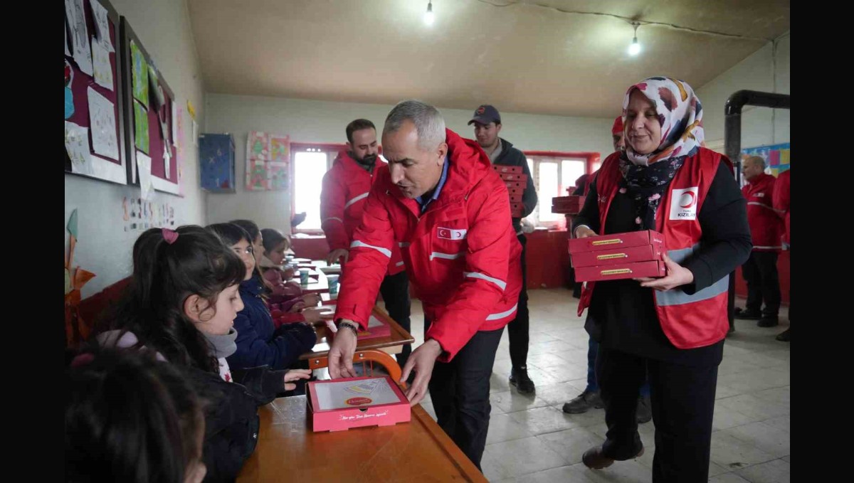 Kızılay'dan köy çocuklarına sıcak dokunuş