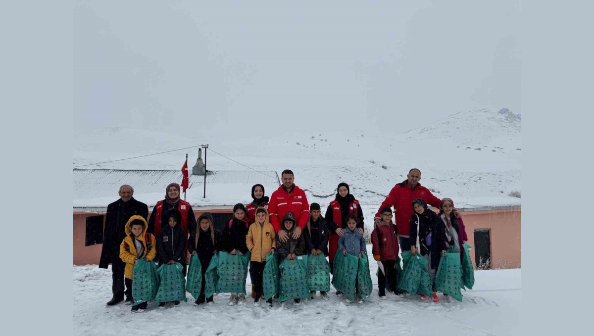 Kızılay'ın yardım eli çocuklara uzandı