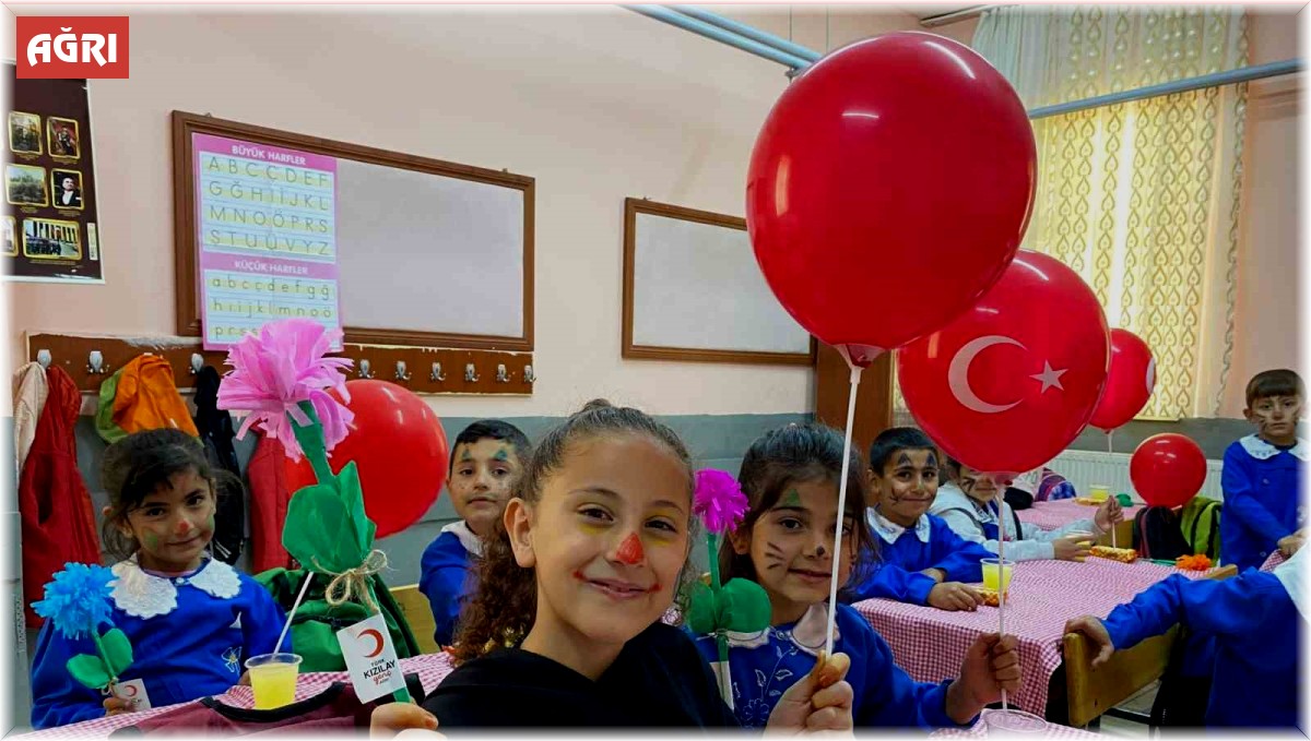 Kızılay öğrencileri kucaklamaya devam ediyor