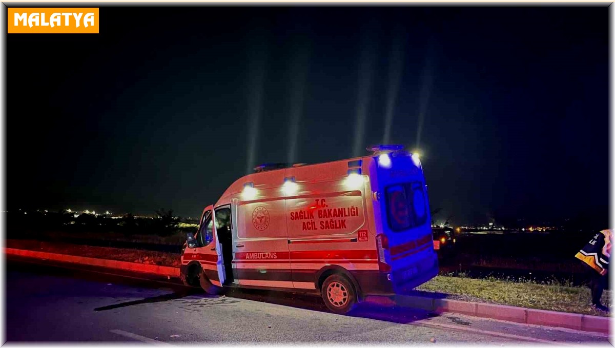 Kontrolden çıkan ambulans refüje çıktı: 4 yaralı