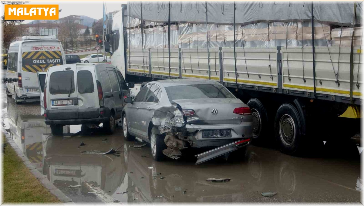 Kontrolden çıkan araç, önce otomobile sonra öğrenci servisine çarptı