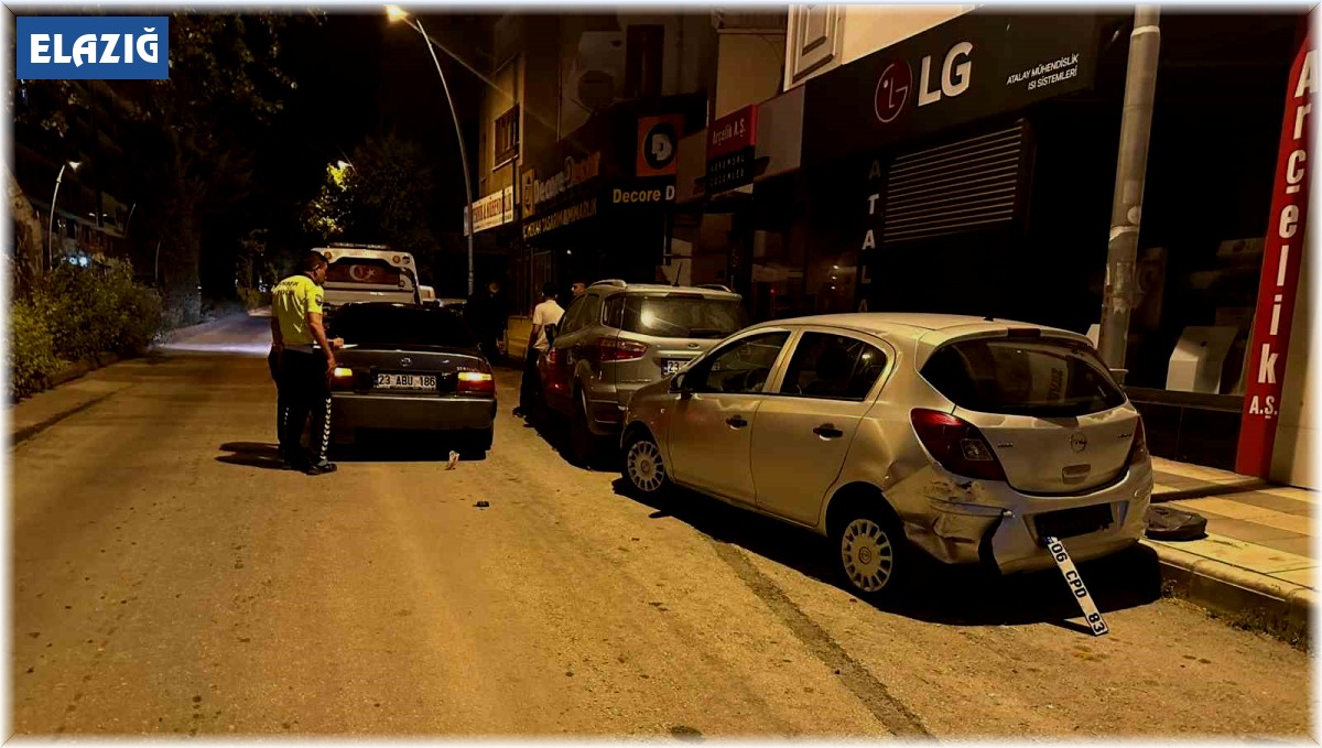 Kontrolden çıkan araç, park halindeki otomobillere çarptı