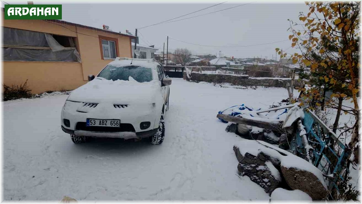 Köylüler güne kar yağışıyla uyandı