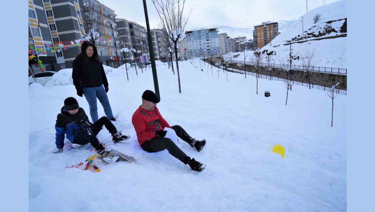 Lala Vadisi'nde naylon poşetlerle kayarak karın keyfini çıkardılar