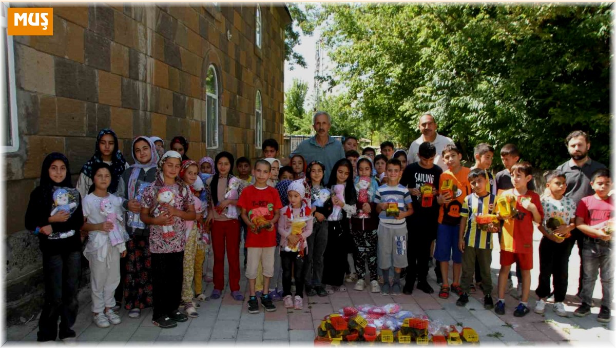 Mahalle muhtarından Kur'an kursu öğrencilerine oyuncak sürprizi