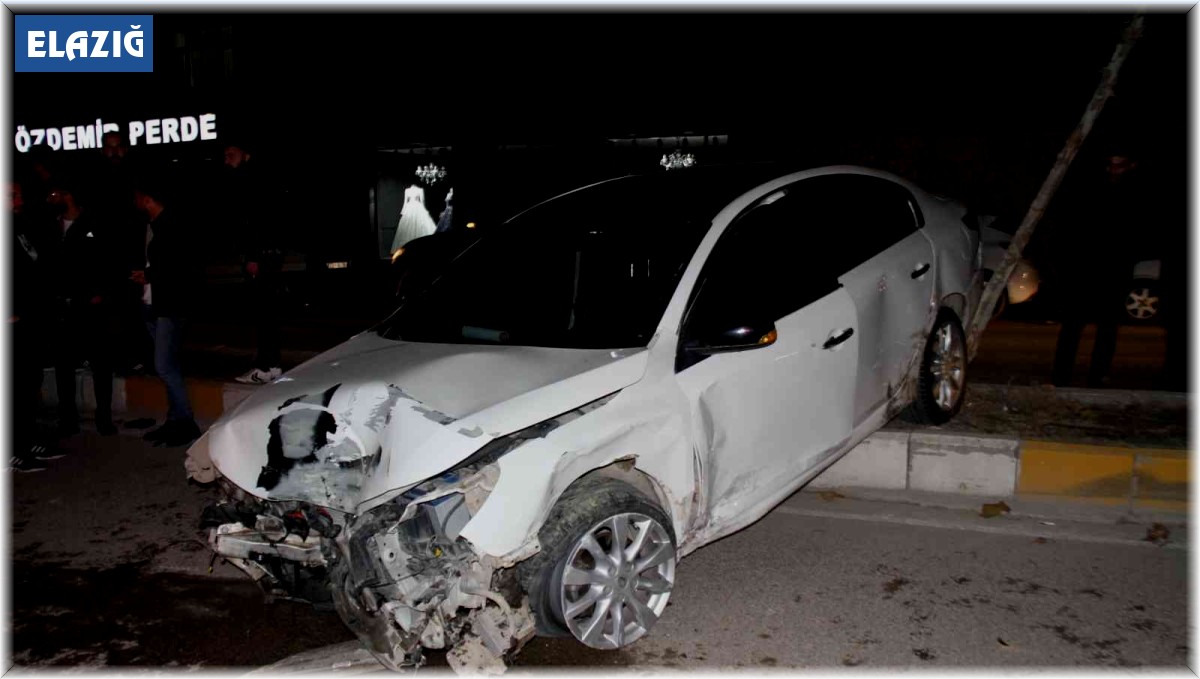 Makas atan sürücü polis aracına çarptı: 2 yaralı