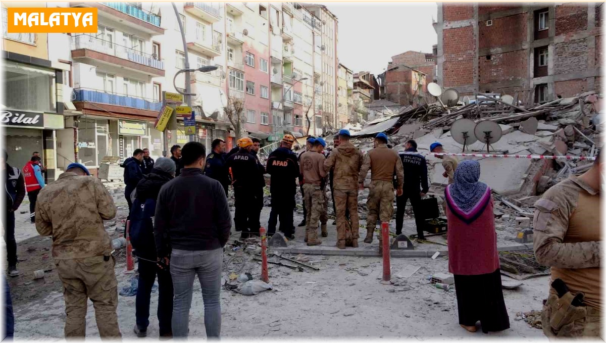 Malatya'da ağır hasarlı 5 katlı bina çöktü